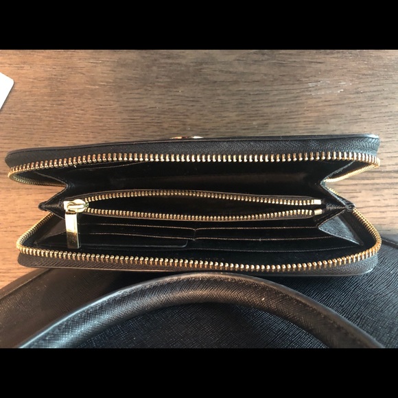 Tory Burch Robinson Wallet - Picture 2 of 3